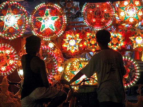 Kids in front of colorful lanterns_Filipinos Start to Celebrate Christmas as Early as September