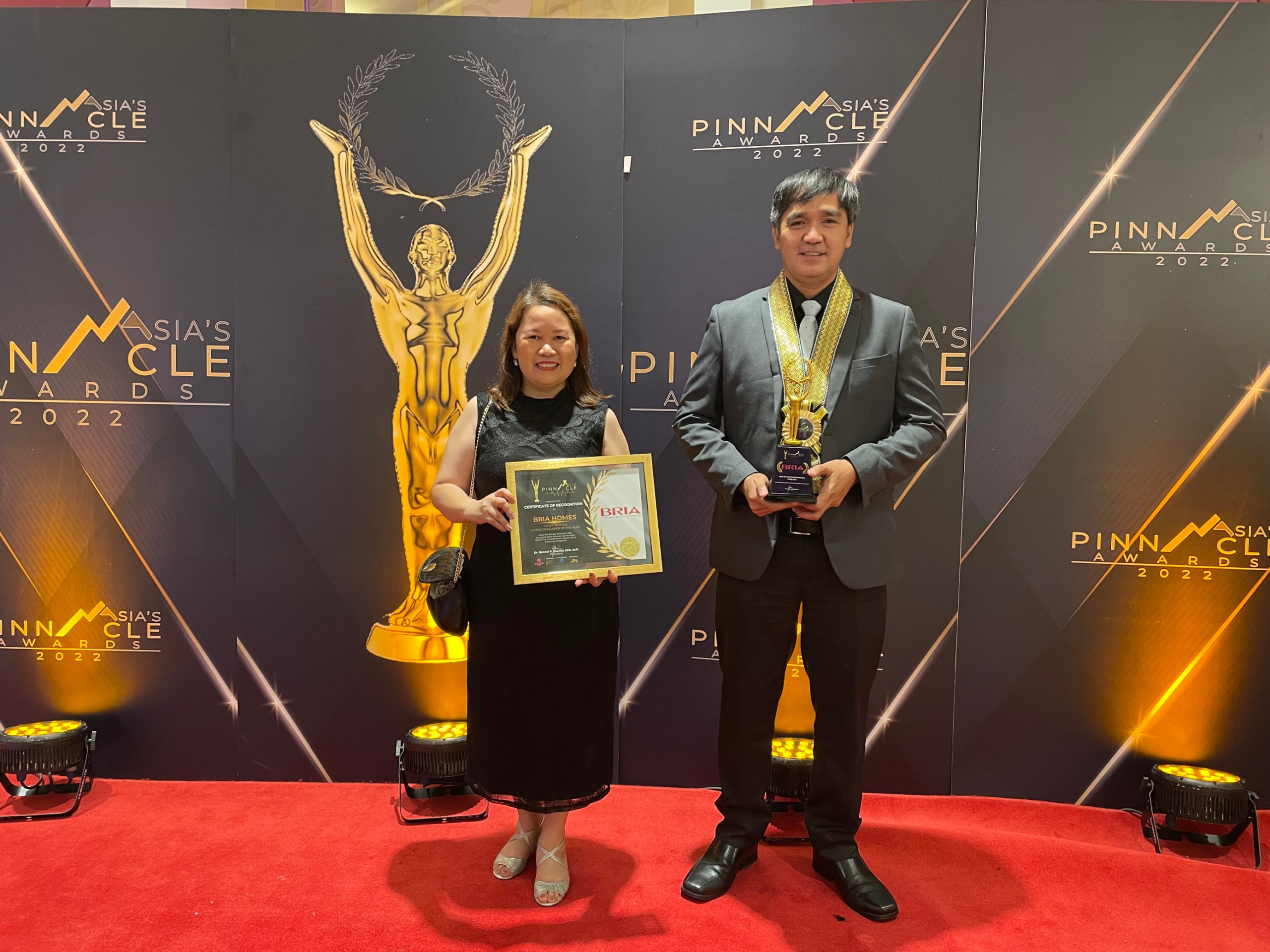 Bria Homes Broker Relations Aileen Madrazo and Bria Homes South Luzon Division Head Arnaldo Lumague Receives Award for Bria Condo